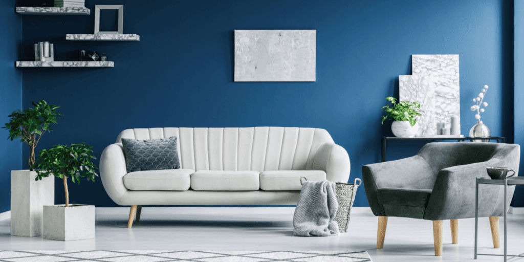 nappali kék festéssel fehér kanapéval